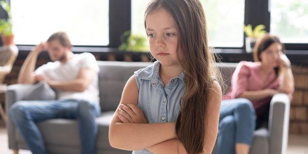 Mädchen vor streitenden Eltern