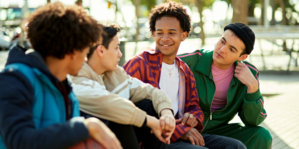 Junge Männer unterhalten sich