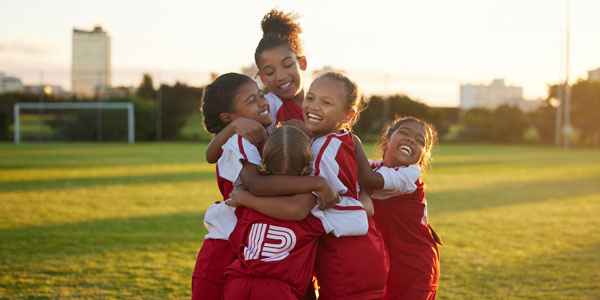 Kinder beim Feiern beim Fussballspiel