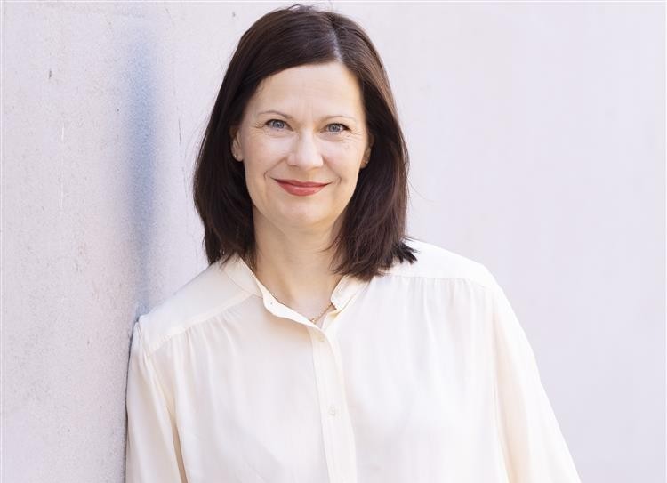 Business Turun toimitusjohtaja Minna Arve hymyilee kameralle.