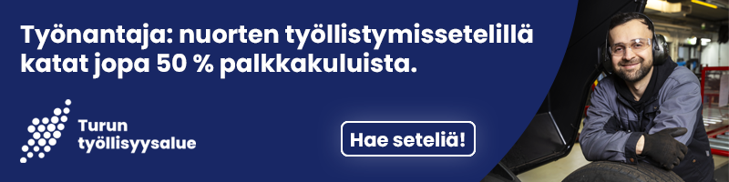 Banneri nuorten työllistämissetelistä. Sinisellä taustalla teksti: ”Työnantaja: nuorten työllistämissetelillä katat jopa 50 % palkkakuluista.” Vasemmalla Turun työllisyysalueen logo ja keskellä painike ”Hae seteliä!”. Oikealla työympäristössä oleva henkilö nojaa ajoneuvoon tai työkoneeseen.