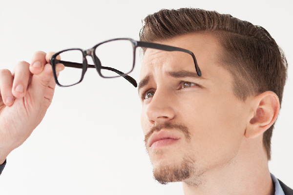 hombre con gafas