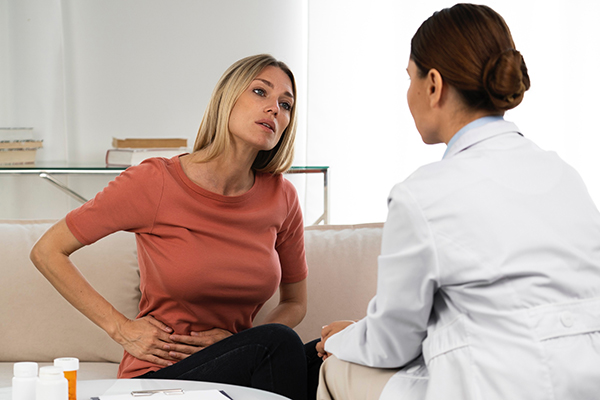 Mujer sufriendo efectos secundarios de la fecundación in vitro