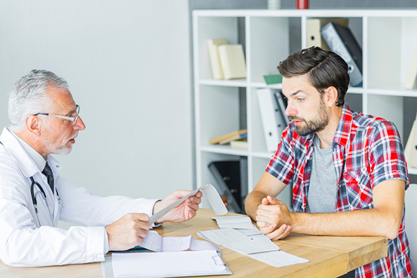 Hombre con andropausia en consulta médica