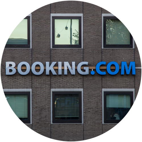 Hausfasade, die das Logo von Booking.com zeigt