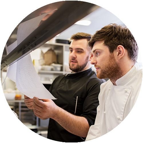 Küchenchef erklärt Koch etwas