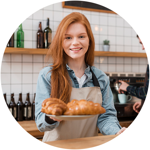Junge Frau, die Croissants serviert