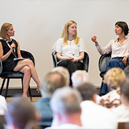 Talkrunde auf der Bühne