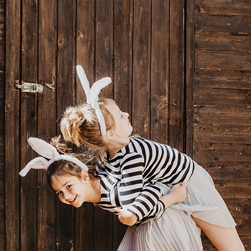 Kinder mit Osterhasen-Ohren