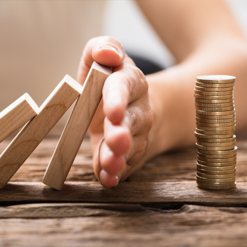 Dominosteine die auf einen Münzstapel fliegen