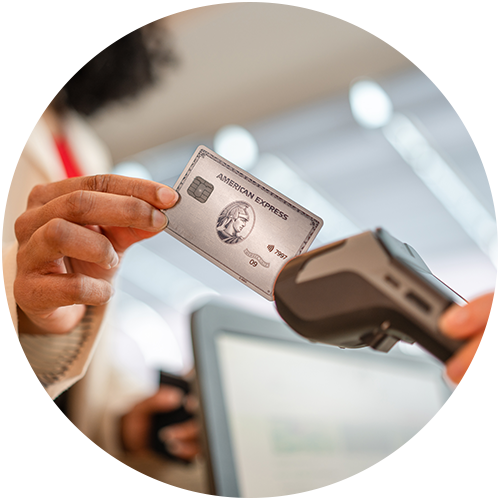 Frau, die mit einer American Express Karte bezahlt