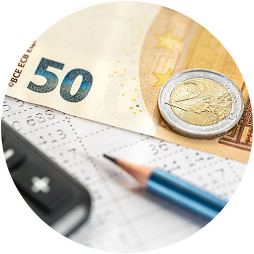50 Euro Schein, 2 Euro Münze und Taschenrechner mit Stift