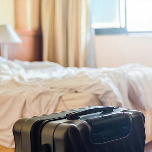 Hotelzimmer mit Koffer