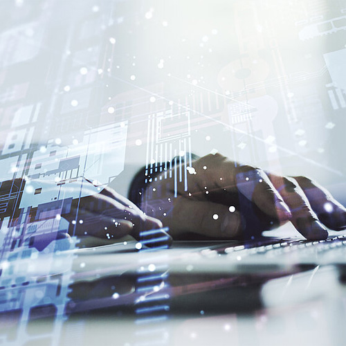 Hand die auf Tastatur was tippt