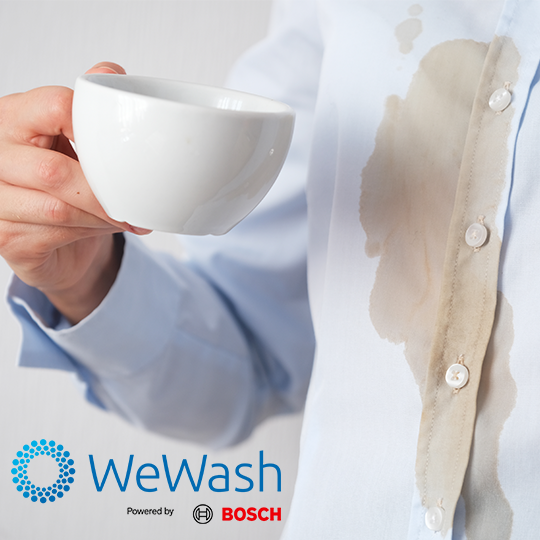 Kaffeefleck auf Hemd