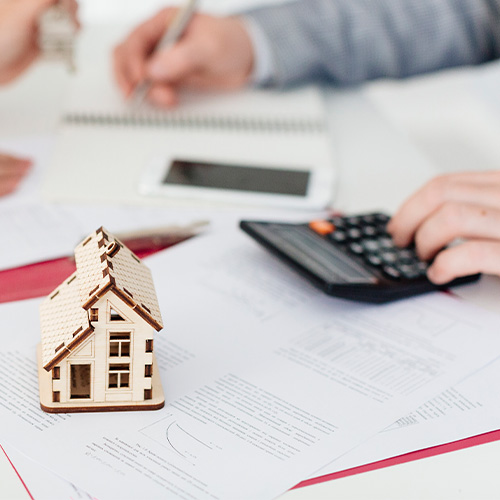 Spielzeughaus aus Holz mit Taschenrechner