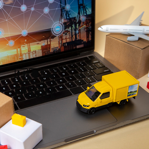 Laptop mit Objekten die zur Lieferung hinweisen