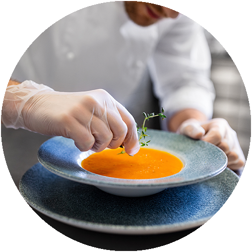 Eine Suppe, die angerichtet wird