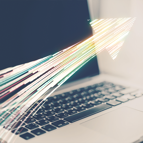 Laptop mit digitalen Pfeil