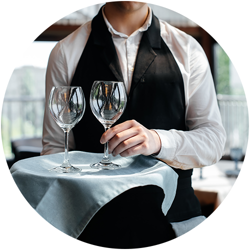 Servicekraft mit Tablett