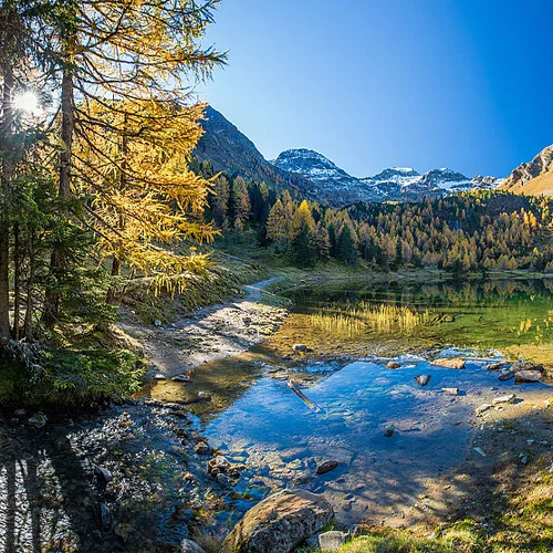 Bergsee im Herbst