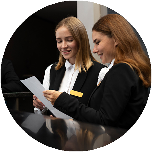 Rezeptions-Mitarbeiter im Hotel