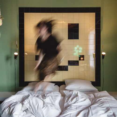 Kind das auf Bett herumhüpft