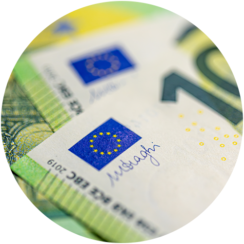 Ein Stapel mit 100 Euro Scheinen