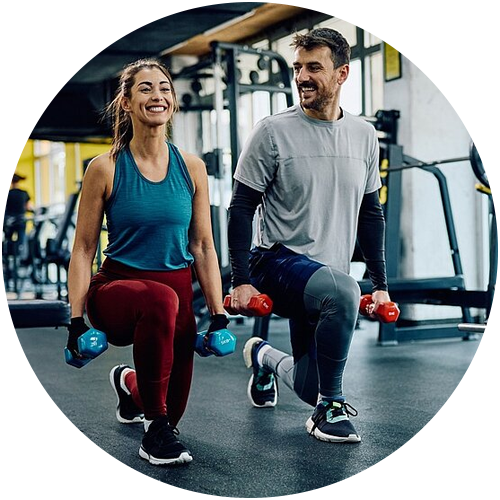 Trainierendes Paar im Fitnesstudio