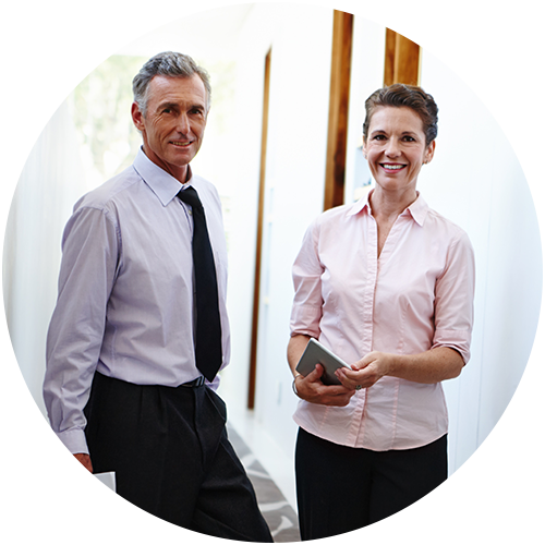 Dame und Herr im Pensionsalter, die arbeiten