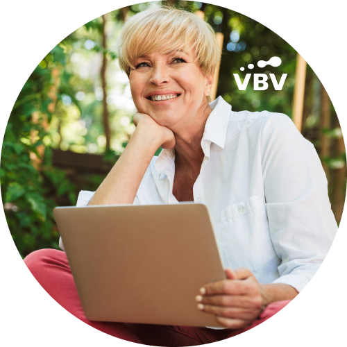 Lächelnde Frau mit Laptop und VBV Logo