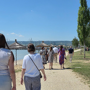 Gruppe, die am See entlang geht
