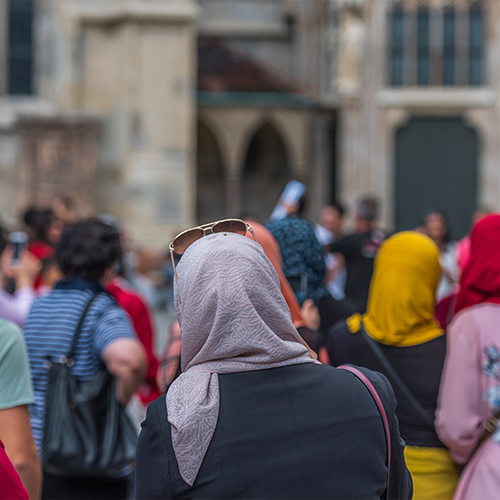 Person mit Kopfbedeckung im Urlaub