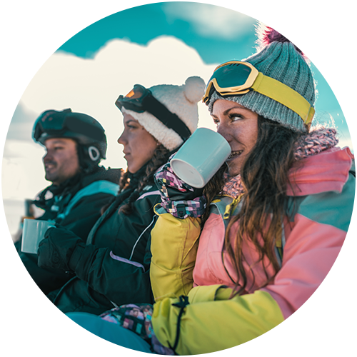 Personen in Ski-Klamotten mit Tasse