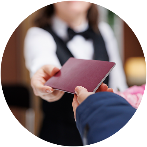 Reisepass, der an die Rezeptionistin gegeben wird