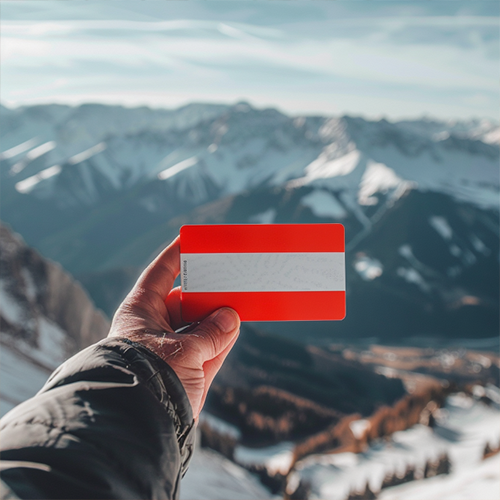 Hand die eine Karte im Design der Österreich-Flagge hält