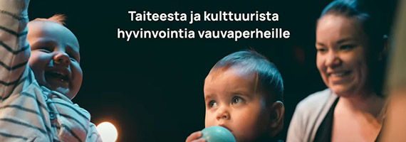 Kaksi vauvaikäistä lasta ja nuori nainen.