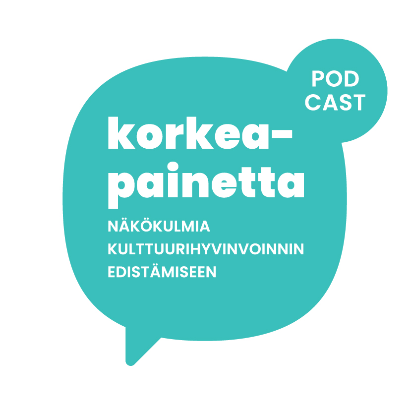 Korkeapainetta-podcastin logo: turkoosi puhekupla, jossa lukee korkeapainetta - näkökulmia kulttuurihyvinvoinnin edistämiseen ja yläosassa sana podcast.