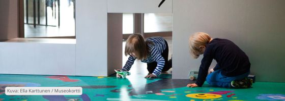 Kaksi leikkivää lasta, kuva Ella Karttunen/Museokortti