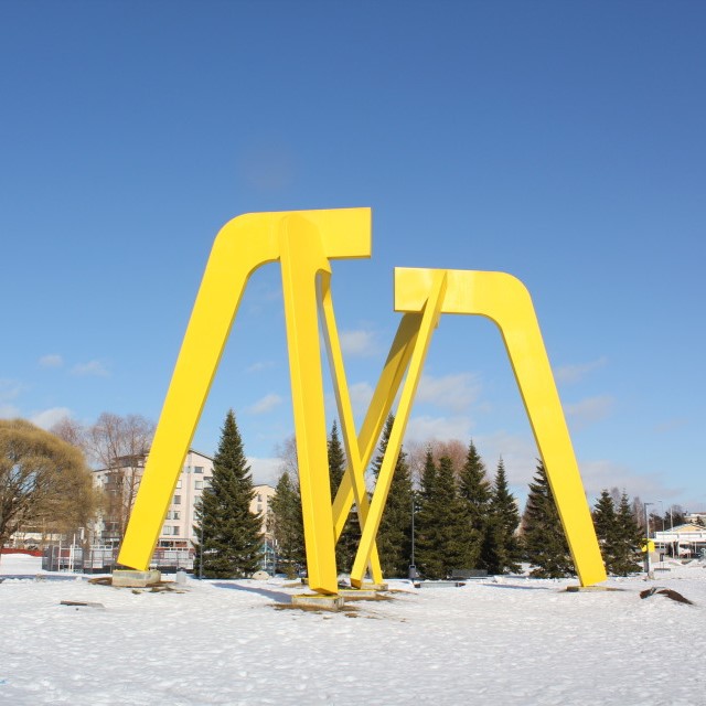 Kolmisointu-veistos on yksi Järvenpään maamerkeistä.