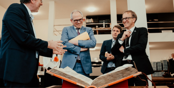 Foto van MP Diependaele en Nederlandse delegatie tijdens bezoek aan de boekentoren