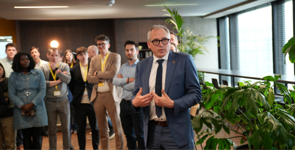 Foto van MP Diependaele met medewerkers van DKBUZA