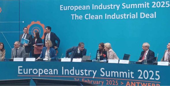 Foto van het panel tijdens de European Industry Summit Clean Industrial Deal