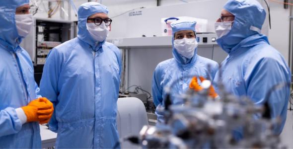 Foto van minister-president Diependaele tijdens het bezoek aan de cleanroom in Maastricht