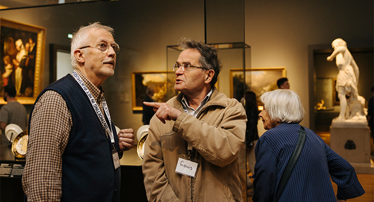 Ouderen samen in gesprek over kunst in het Rijksmuseum