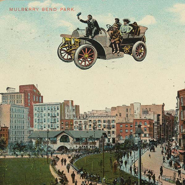 Auto met vier personen zwevend boven Mulberry Bend Park, New York