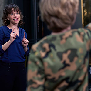 Jongetje krijgt een rondleiding van een rondleider in het museum