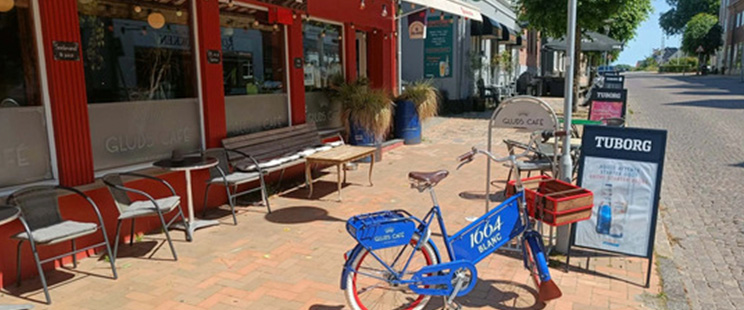 Blå cykel foran Gluds cafe