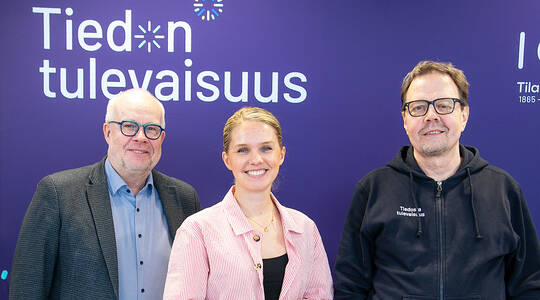 Kuvassa Tiedon tulevaisuu -podcastin kuluttajat-jaksossa keskustelleet Markus Sovla, Essi Pöyry ja Pertti Kangassalo