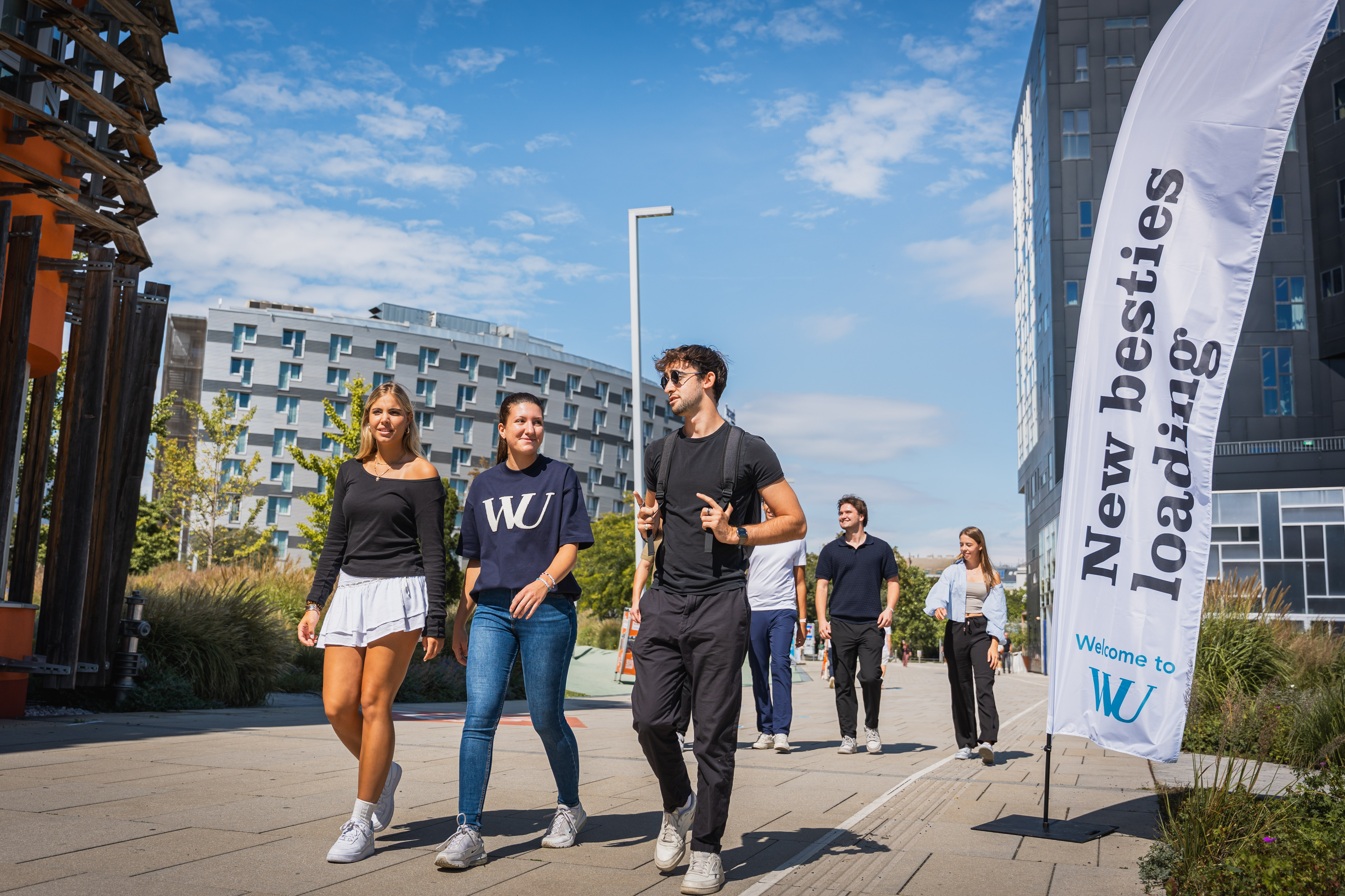 Studierende kommen auf den Campus - new besties loading
